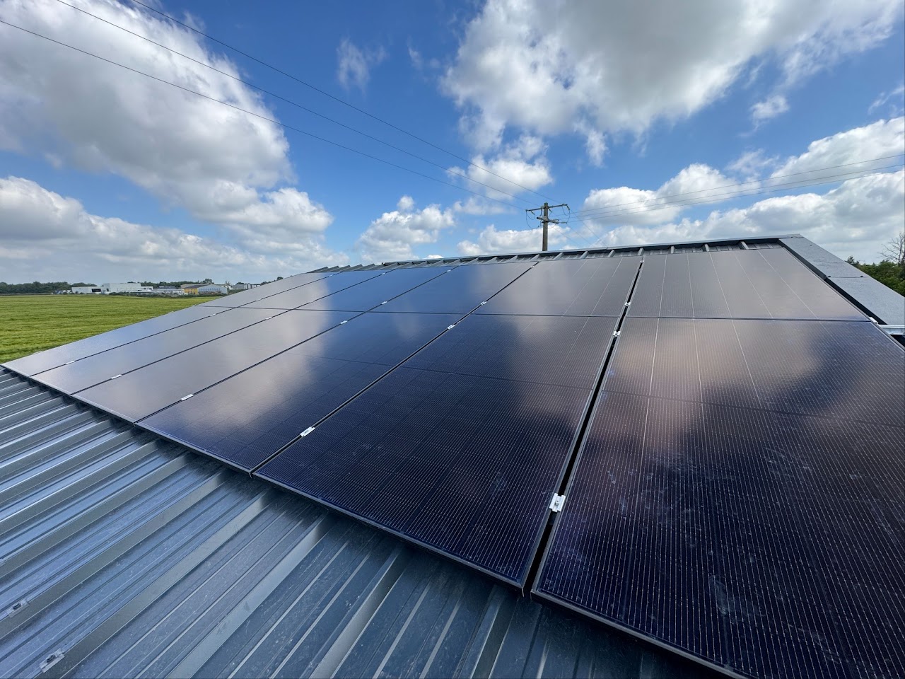 Installation de panneaux solaires par l'équipe Medisun